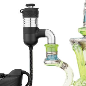 Puffco Peak Pro Link Onyx verbunden mit Dab Rig aus Glas